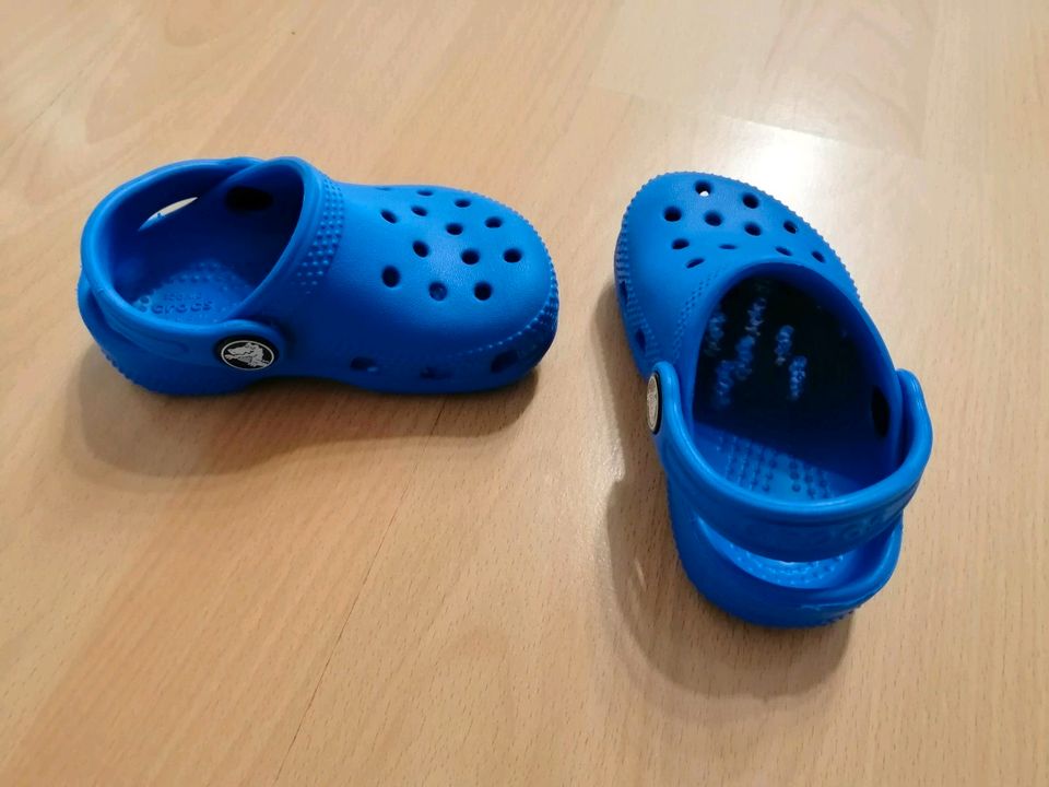 Hausschuhe/Crocs blau Größe c5 (20/21) in Oberbillig