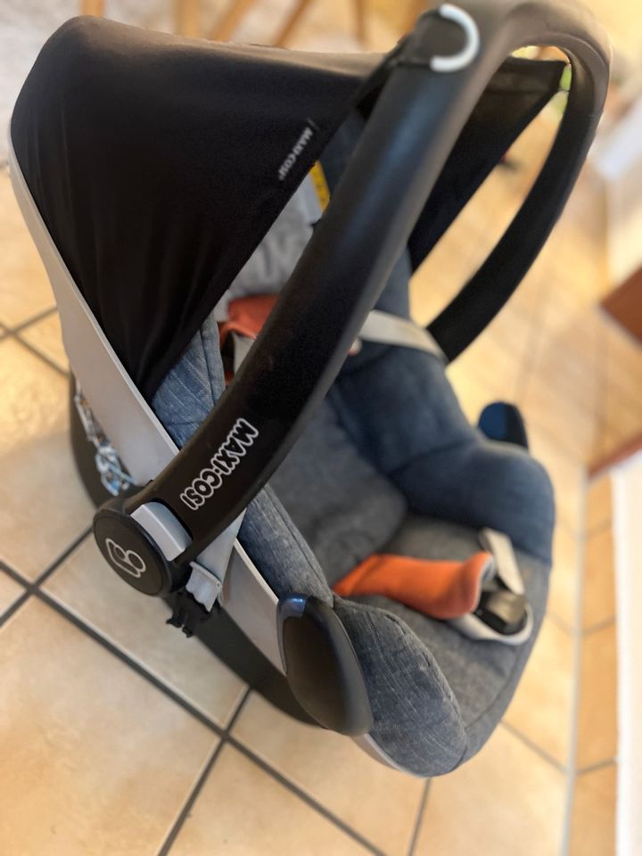 Maxi Cosi Babyschale im schönen Jeanslook *zeitlos und neutral* in Kieselbronn