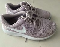 Nike Laufschuhe Sportschuhe Sneaker Gr. 35,5 rosa leicht bequem Nordrhein-Westfalen - Siegen Vorschau