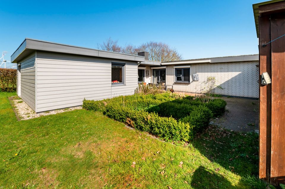 Ebenerdiges Wohnen im Grünen: Dieser Bungalow bietet Platz und viele Gestaltungsmöglichkeiten. in Oster-Ohrstedt