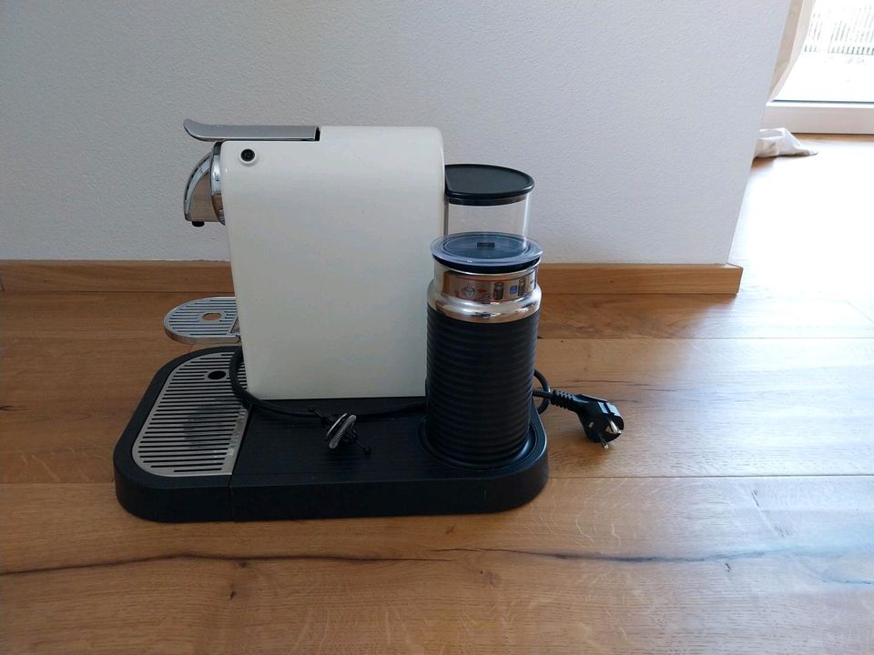 Nespresso/DeLonghi Kapselmaschine mit Milchaufschäumer in Weißenhorn
