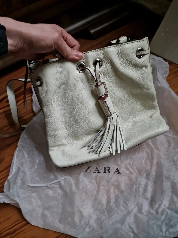 Weisse Zara Leder Handtasche neu mit Quaste in Hamburg