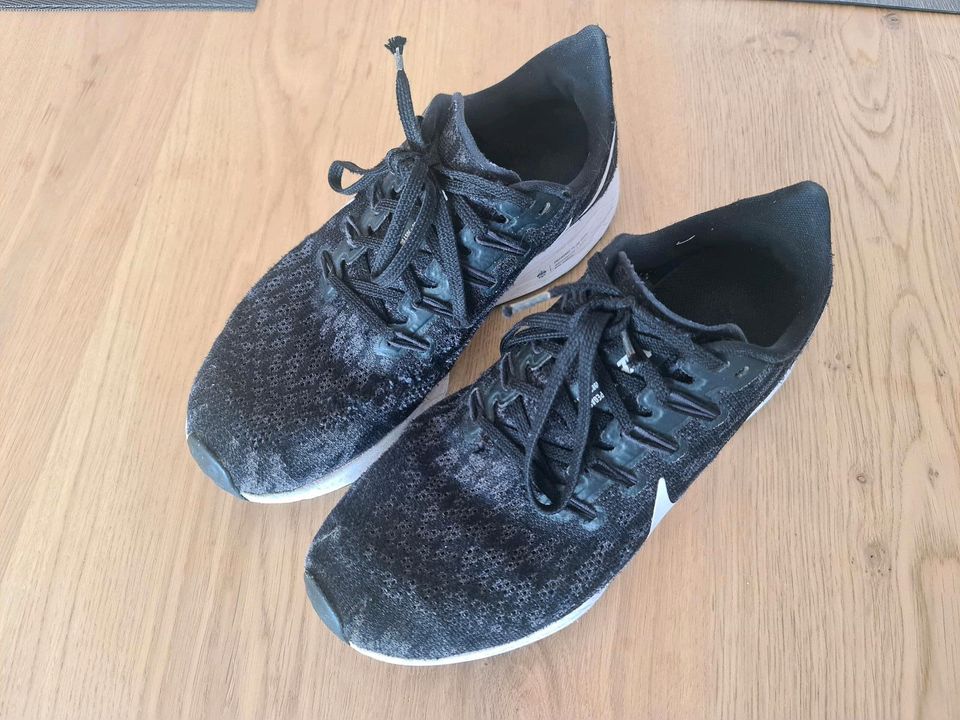 Nike Schuhe Gr. 38,5 in Hermsdorf