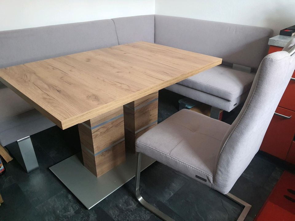 Ausziehbarer Holztisch mit Eckbank und 2 Stühle in Leutkirch im Allgäu
