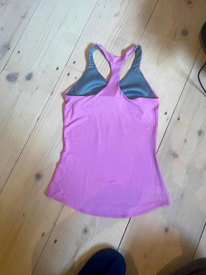 Nike Sporttop in Hilden