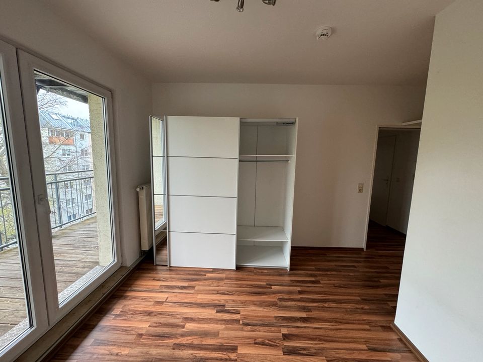 Nachmieter gesucht Gemütliche 2 RaumWohnung riesiger Balkon Küche in Dresden