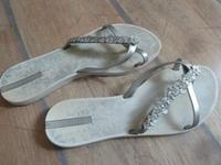 Ipanema Gisele Bündchen Sandalen 40 weiß Zehentrenner Düsseldorf - Friedrichstadt Vorschau