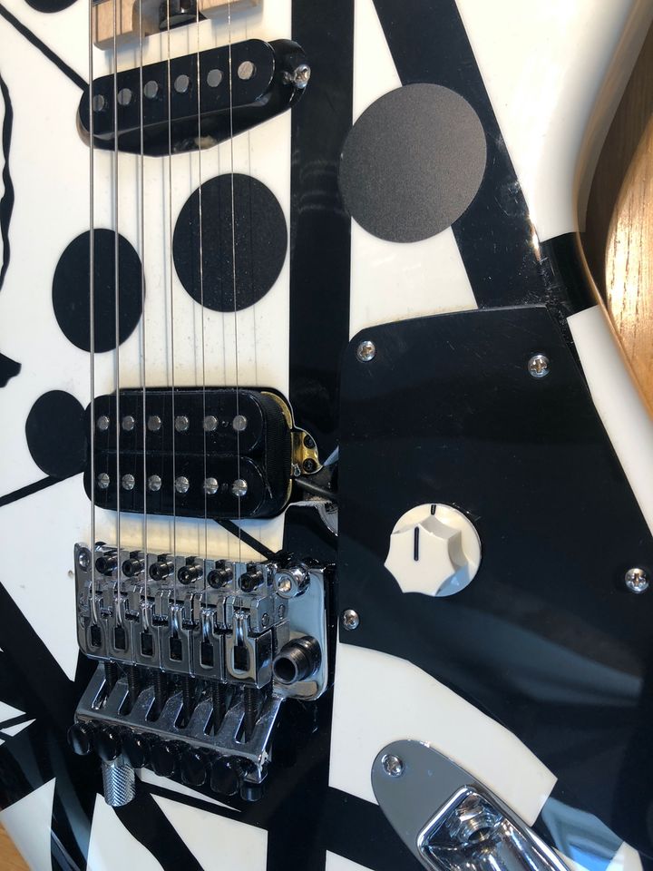 Fender EVH Striped Black/White, Scalloped und Halspickup in Augsburg