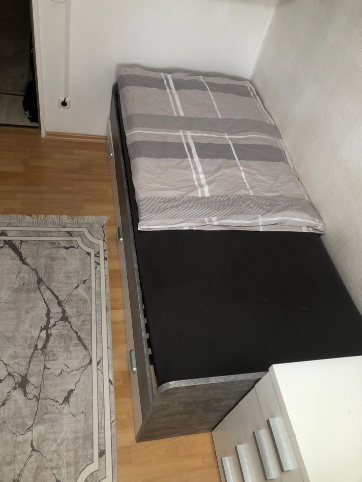 Bett mit Schubladen  inkl. Lattenrost 90x200 in Burscheid