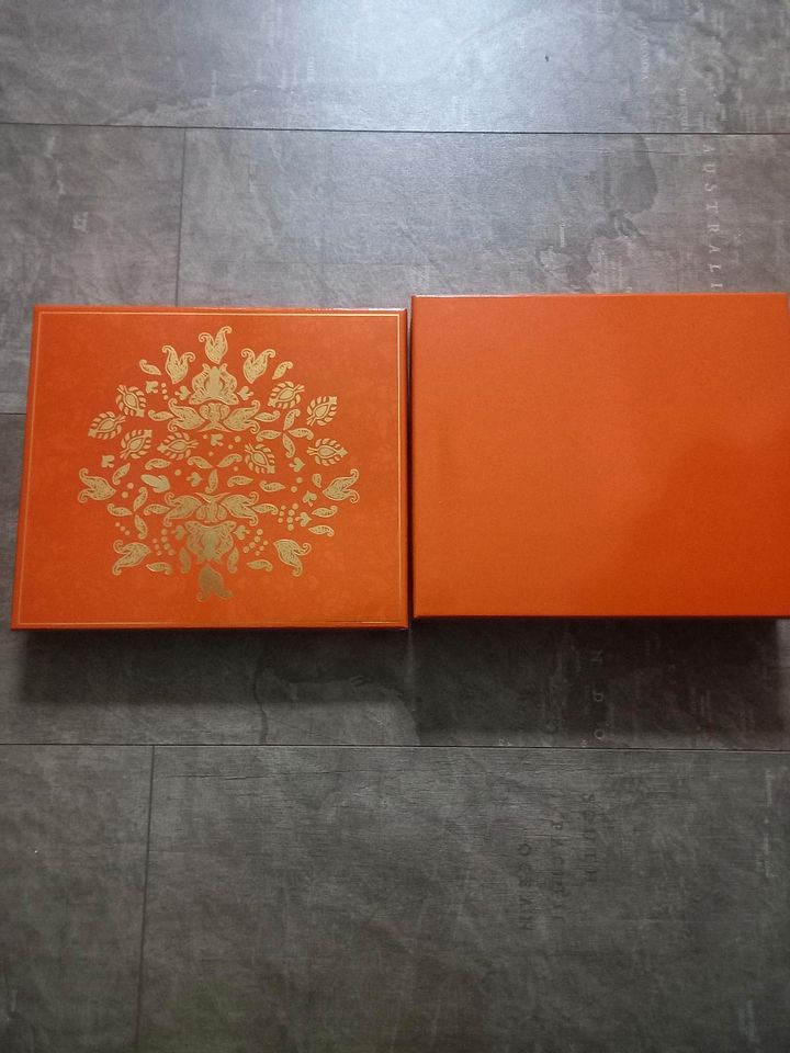 Leere Box Schachtel Geschenkbox Orange in Wildflecken