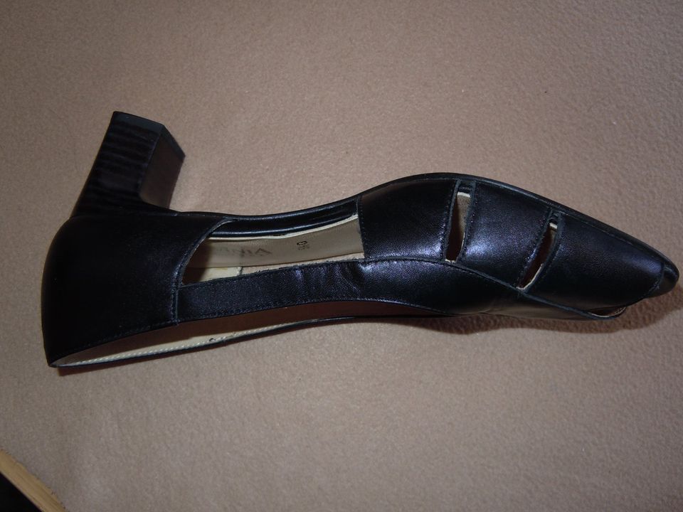 Sommer Pumps Leder schwarz Gr.5 ½  von „Gerwinia“ in Uhingen