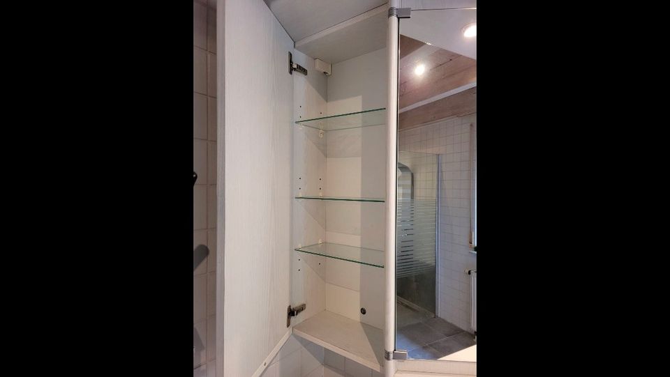 Badezimmerschrank mit großem Spiegel und Waschbecken Unterschrank in Untermünkheim