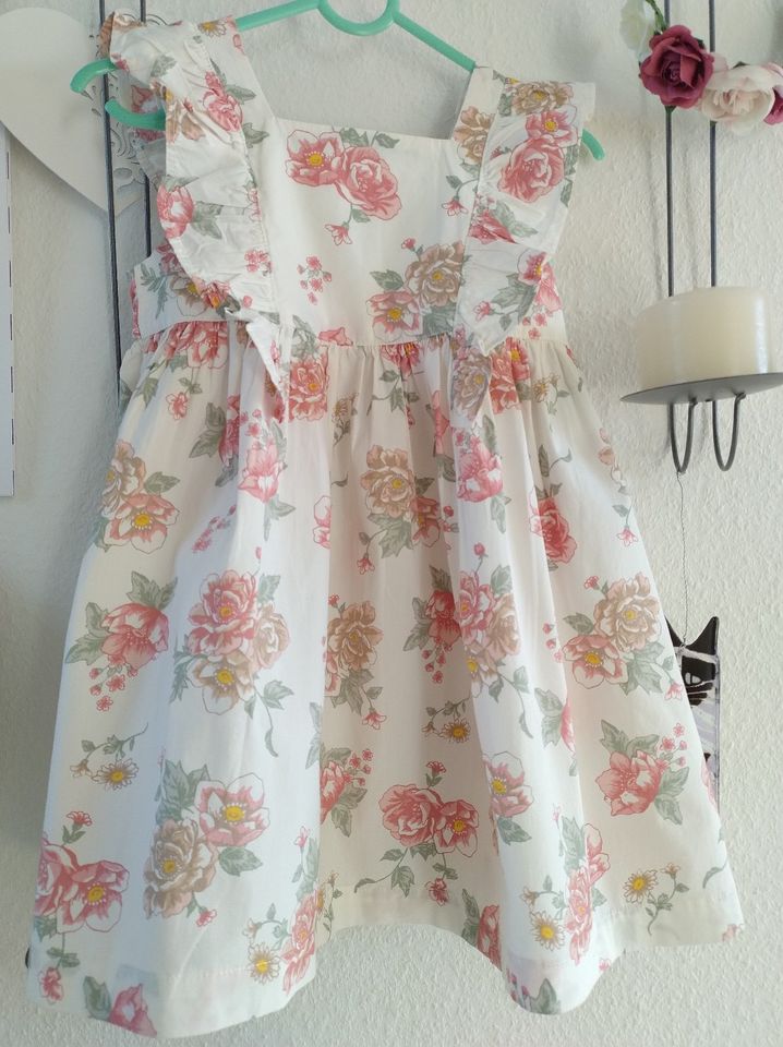 wunderschönes Sommekleid mit Blumen und Rüschen, Gr. 104, neu H&M in Roigheim