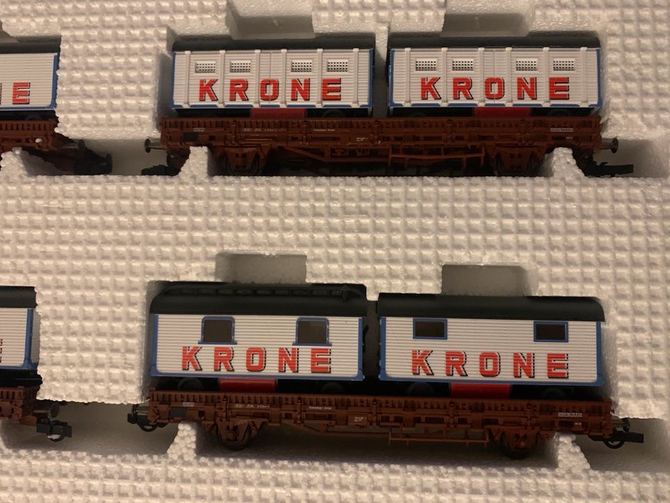 Roco H0 44008 und 44009 Zirkus Kronewagen Set in Laufen