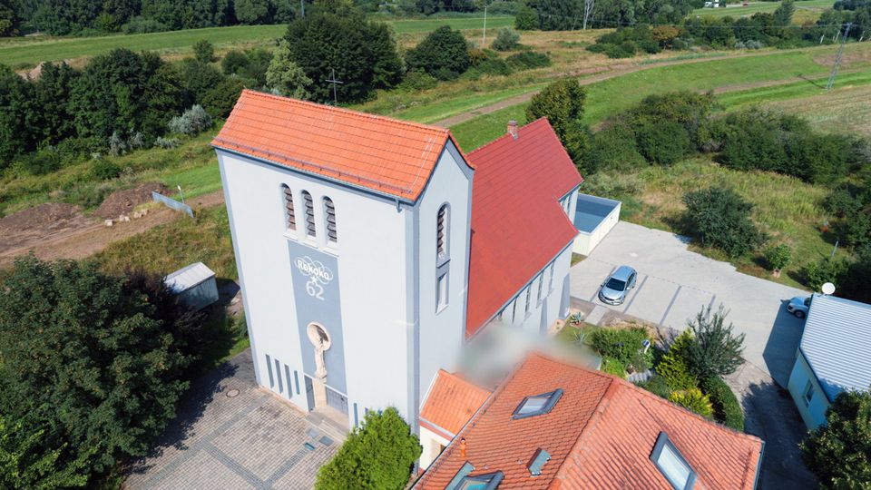 Voll vermietetes Mehrfamilienhaus inkl. Eventkirche und Baugebiet (B-Plan vorhanden) in Jeßnitz! in Jeßnitz