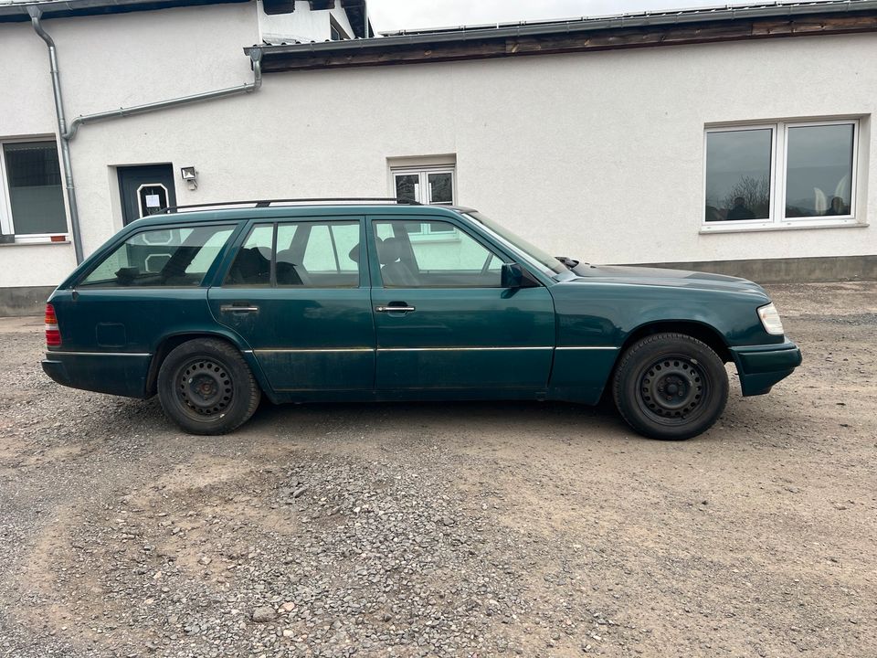 Mercedes Benz E200 T W 124 AHK Schiebedach in Gerstungen