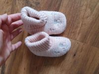 Kleine Schuhe für Neugeborene (Größe 56-62 schätze ich) Hessen - Dautphetal Vorschau