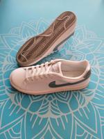*Brandneue*  Nike Knackige Court 38 und 38,5 Sportschuhe Hessen - Naumburg  Vorschau
