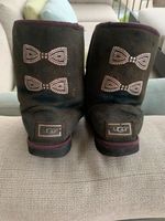 UGG Boots schwarz mit Strassschleifen Gr. 39 Düsseldorf - Oberkassel Vorschau