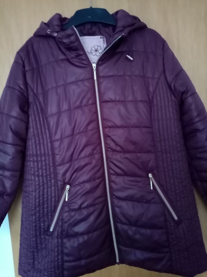 Steppjacke Gr. 48 mit Kapuze sehr gut erh. in weinrot für 12.- € in Auerbach (Vogtland)