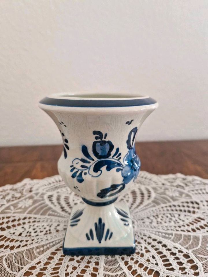 Süßes Delft Konvolut: Kerzenhalter und Vase aus Holland in Niederdorfelden