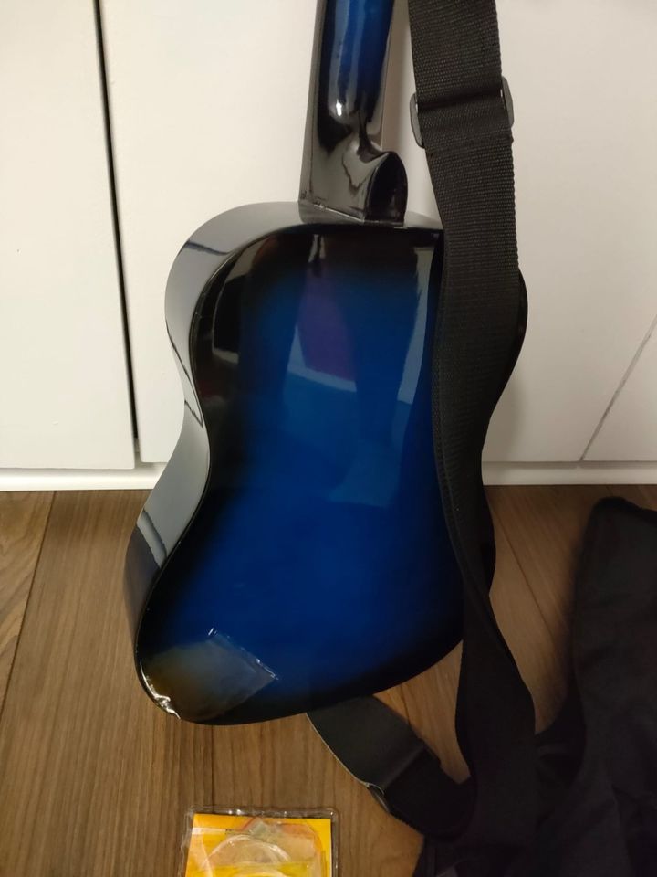 Kinder -Gitarre blau/ schwarz, + Zubehör wie neu in Norderstedt