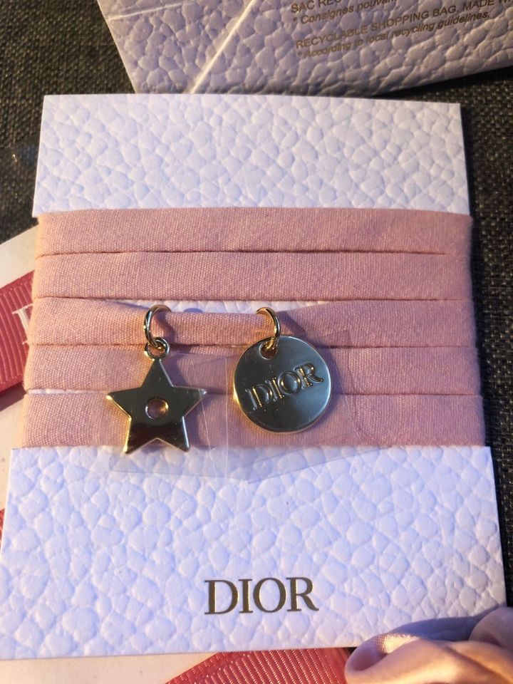 Dior Geschenkset Haargummi Armband Beautyset Neu in Aurich
