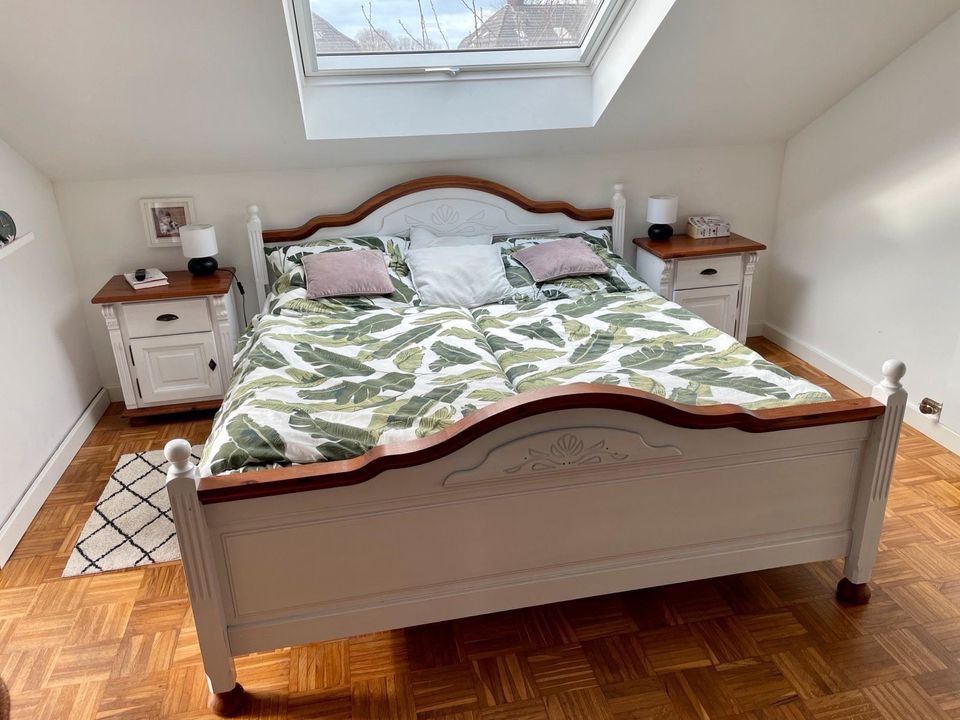 Bett im Landhaus Stil + 2 Nachtschränke weiß Holz in Marl