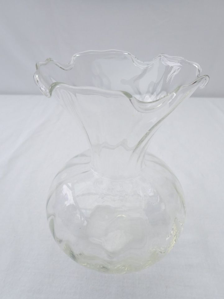 alte Vase Glas transparent bauchig Wellenrand 16 cm hoch Ø 12 cm in Geldern