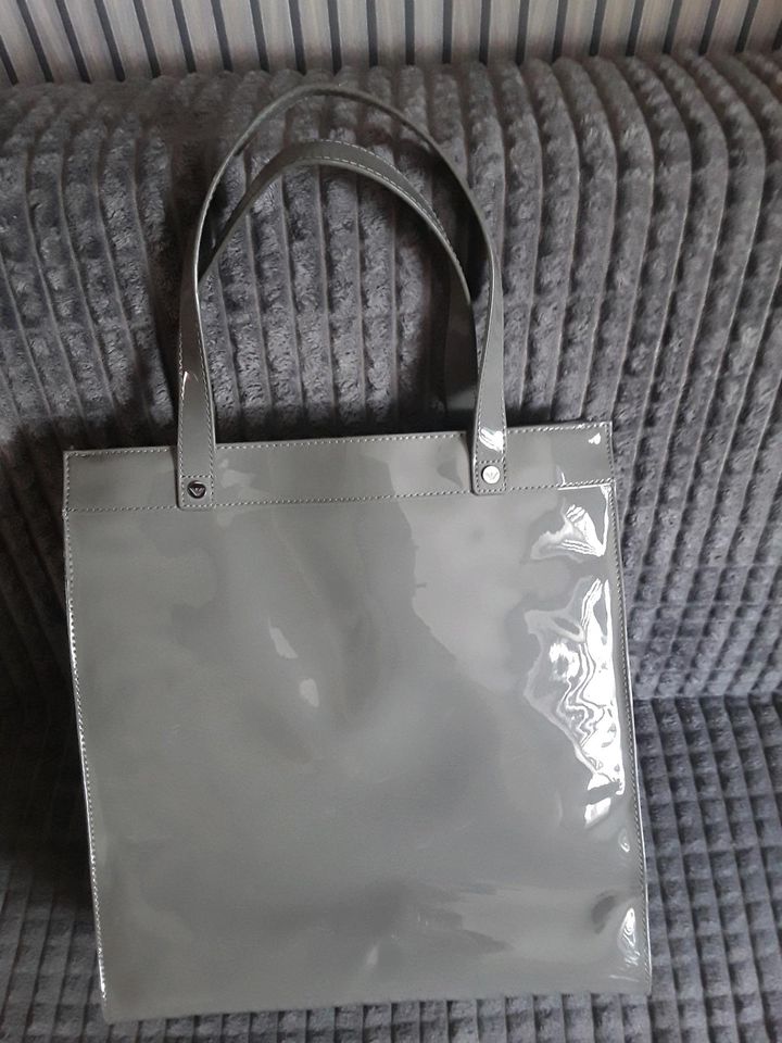 Armani Jeans Handtasche aus Lackleder in Neuwied