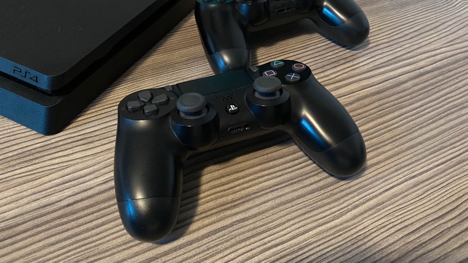 PS4 slim (arbeitet langsam) mit 2 Controller und 7 Spielen in Elmenhorst Kr Stormarn