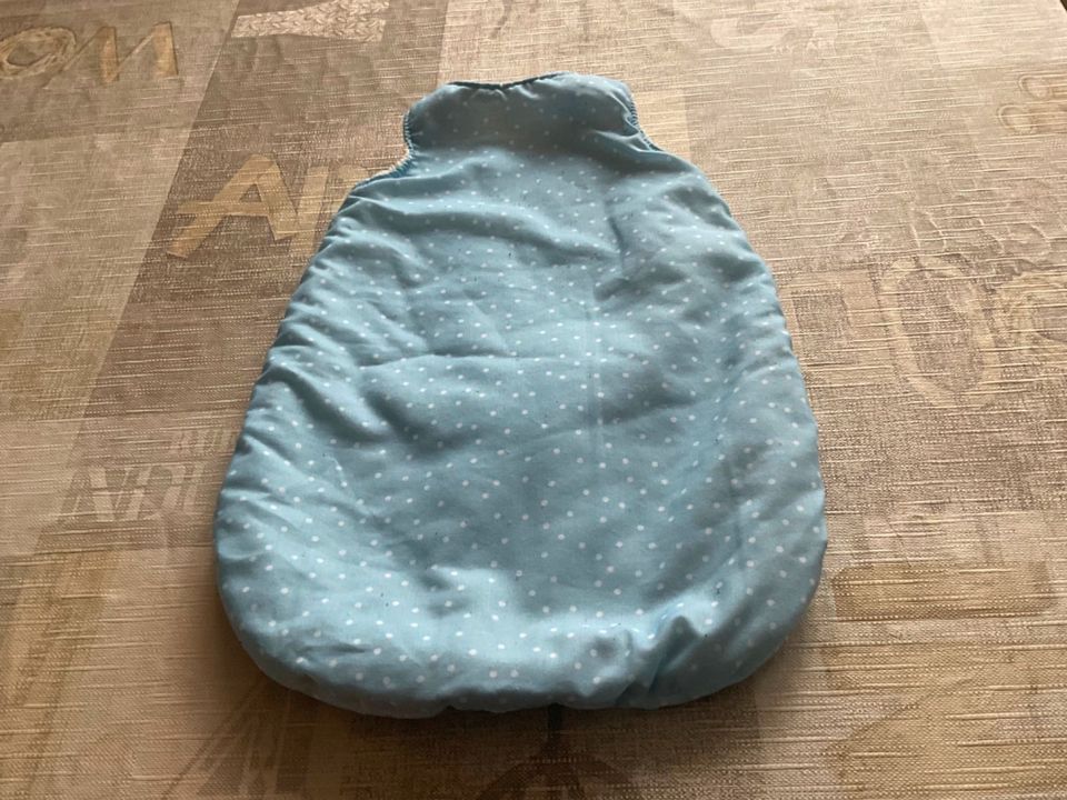 Krümel Jako-O Puppe 43 cm Schlafsack Hellblau mit Fell gefüttert in Bernsbach 