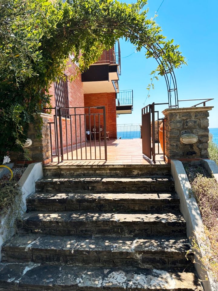 Gelegenheit aus Familienbesitz: Zweifamilien-Villa mit privatem Meer-Zugang in Casal Velino SA, Italien zu verkaufen. in Unterhaching