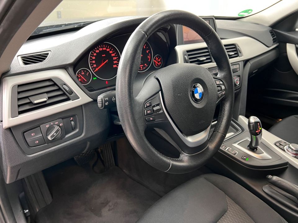 BMW 320i Touring Automatik/SHZ/PDC/NAVI/XENON/AHK/ in Schönaich