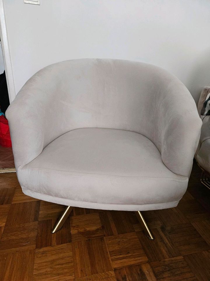 Sessel in beige mit Knöpfe und goldene Füße neu in München