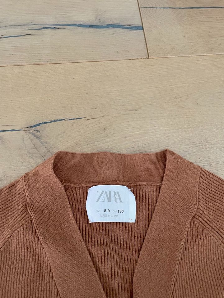 Zara Mädchen Strickjacke, Cardigan mit Rippenmuster gr. 128 in Bielefeld