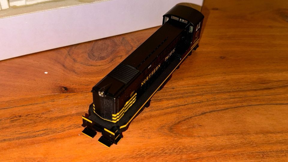 Northern Pacific Baldwin VO-1000 #402 Lok H0 Stewart Hobbies in Berlin