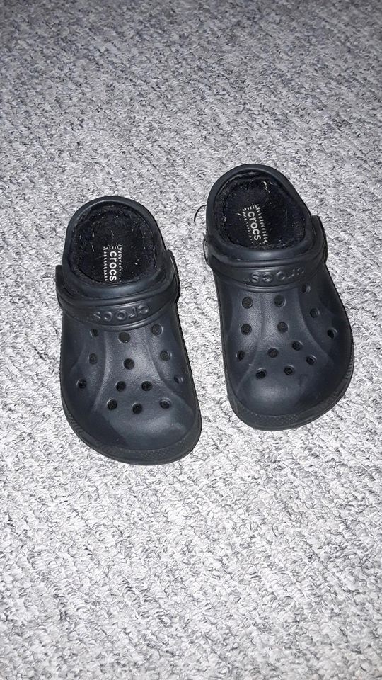 CROCS gefüttert Schuhe Garten Hausschuhe gr. 1 J 3 32 33 schwarz in Bernau