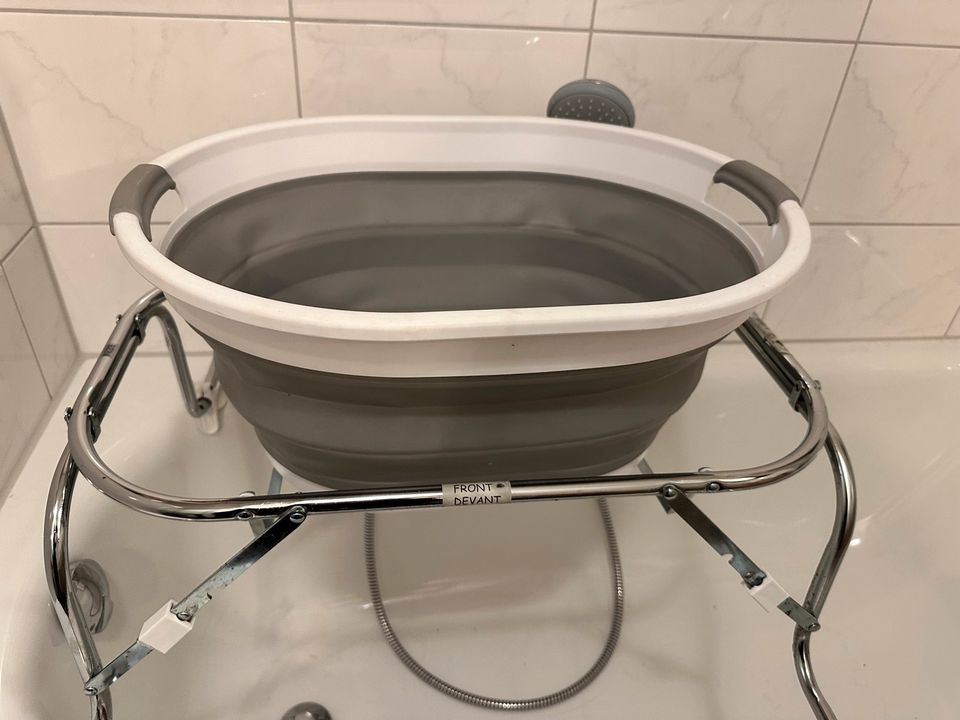 Gestell / Halterung für die Babywanne zum Baden auf der Badewanne in Krefeld