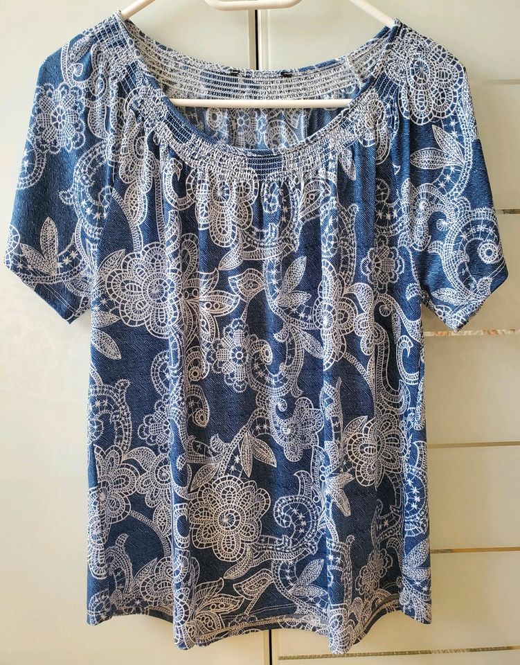 Carmenbluse Carmenshirt Paisley jeansblau weiß Gr.M Neuwertig in Beeskow