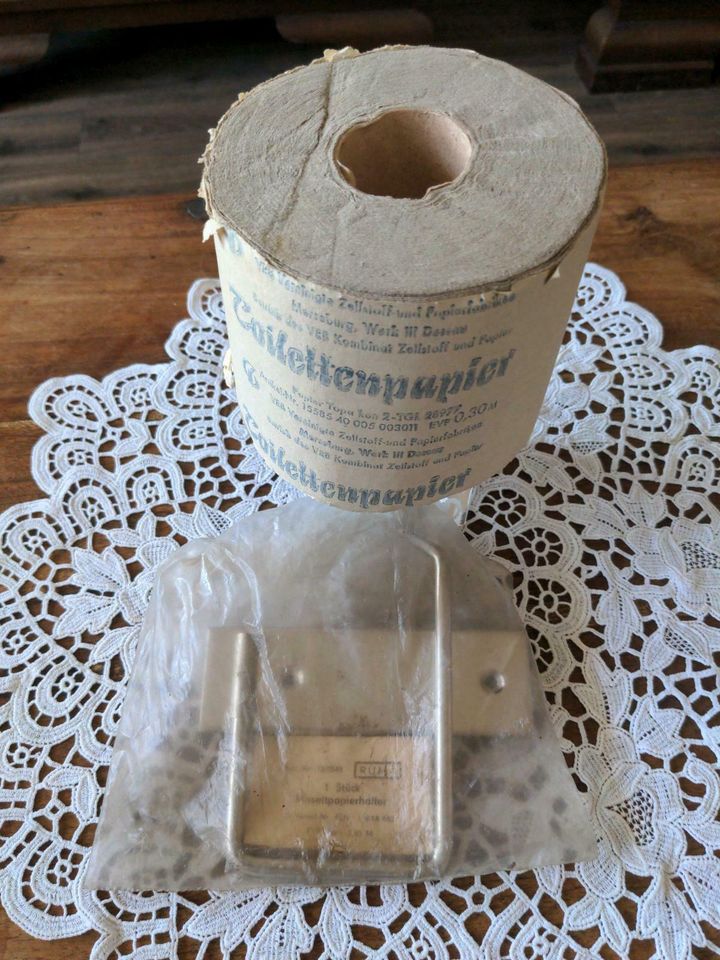 Klosettpapierhalter plus Toilettenpapier aus der DDR in Zörbig