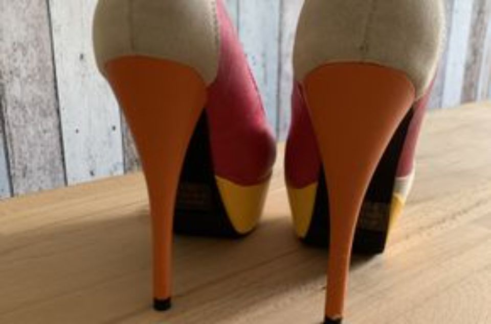 Absolut ausgefallene Designer Pumps Schuhe High Heels 39 in Aerzen