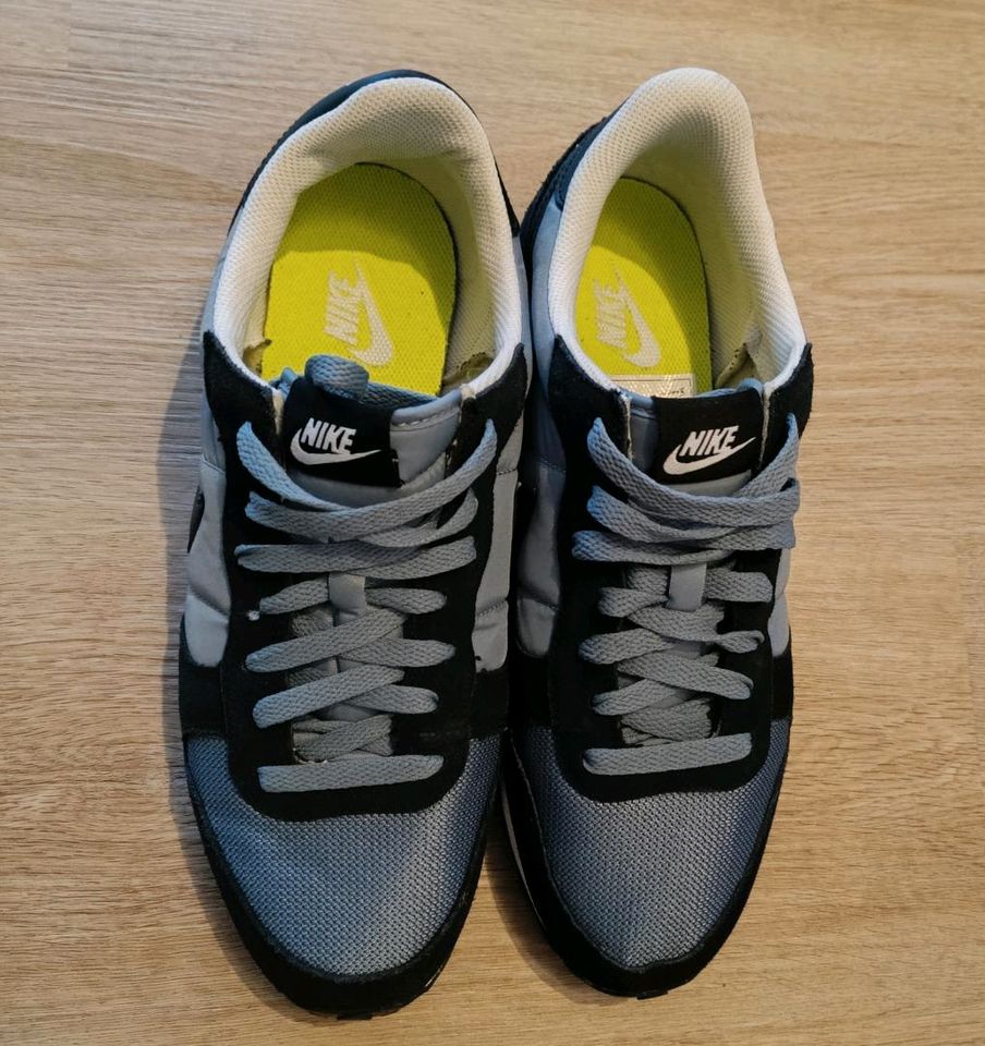 Nike Sneaker Gr. 44,5 Schwarz/Grau in Schelklingen