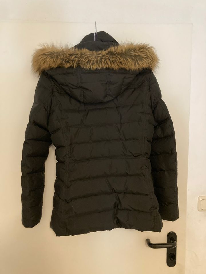 Winterjacke Tommy Hilfiger in Schwarz - Größe S in Wetzlar