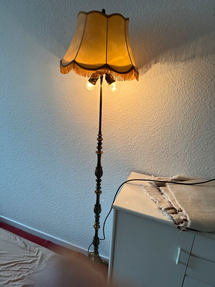 Antik Steh Lampe aus Messing in Baunatal