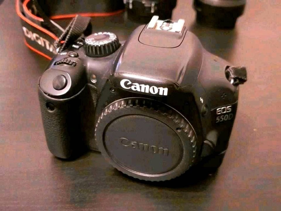 Canon EOS 550D SLR-Digitalkamera, mit Originalverpackung in Gilching