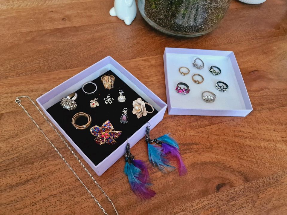Modeschmuck Konvolut Paket Ringe Ohrring Anhänger für Halskette in Neuss