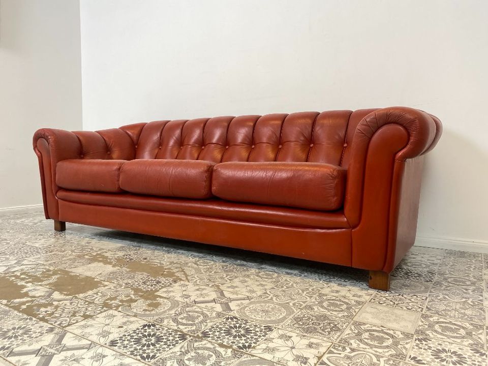 WMK Hochwertiges und äußerst bequemes skandinavisches Ledersofa mit weichem gestepptem Echtlederbezug # Sofa Couch Ledercouch Sitzgarnitur Ledergarnitur Chesterfield rotes Leder Echtleder 3er Vintage in Berlin