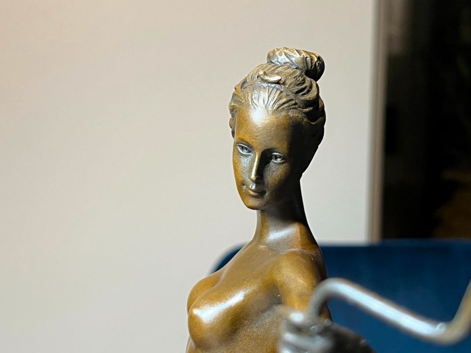 Bronzefigur Bronze Frau Diana 33cm signiert in Dresden