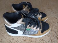 Kickers Turnschuhe Sneaker schwarz gold Leder Wildleder Gr. 30 Nordrhein-Westfalen - Essen-Margarethenhöhe Vorschau